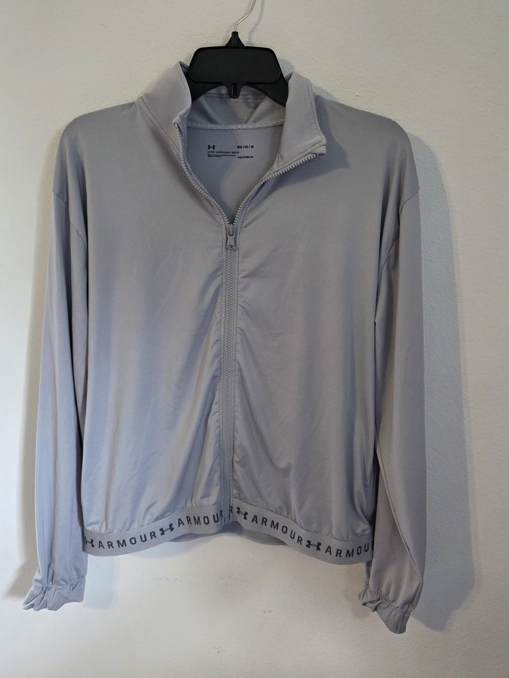 Under Armour HeatGear Women's Size Medium Full-Zip Gray Spell-Out Hem Jacket
